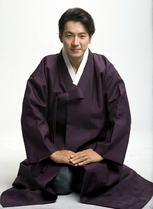 Gambar Foto Song Il Gook Dengan Busana Tradisional Korea