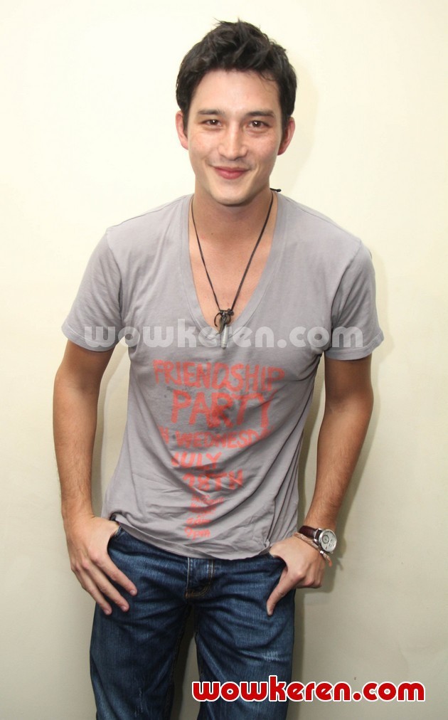 Gambar Foto Mike Lewis Saat Syuting Pas Mantap