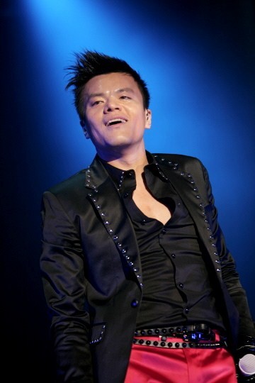 Gambar Foto Aksi Park Jin Young Saat di Atas Panggung