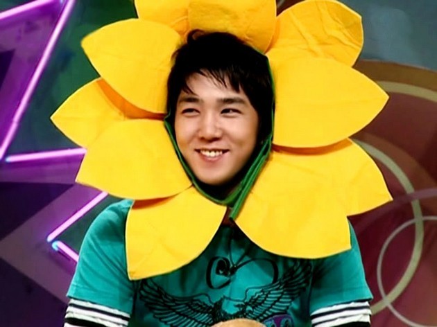 Foto Kangin Dengan Tutup Kepala Berbentuk Bunga