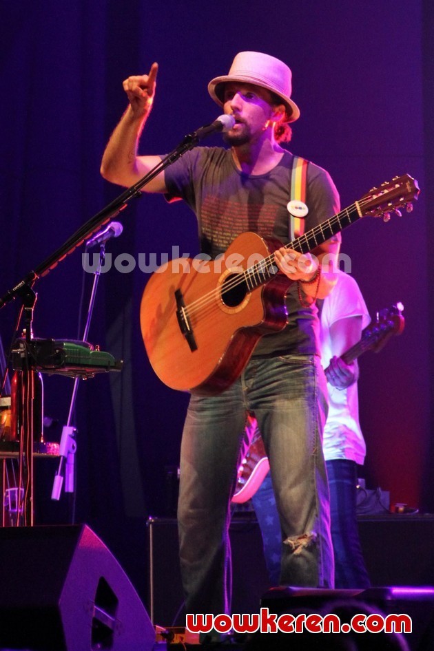 Gambar Foto Aksi Jason Mraz di Konser 'Tour is a Four Letter Word'