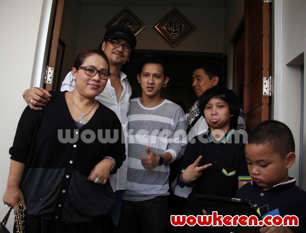 Gambar Foto Nunung Sekeluarga dan Iyan Sambiran Saat Ditemui di Kantor Pengacara