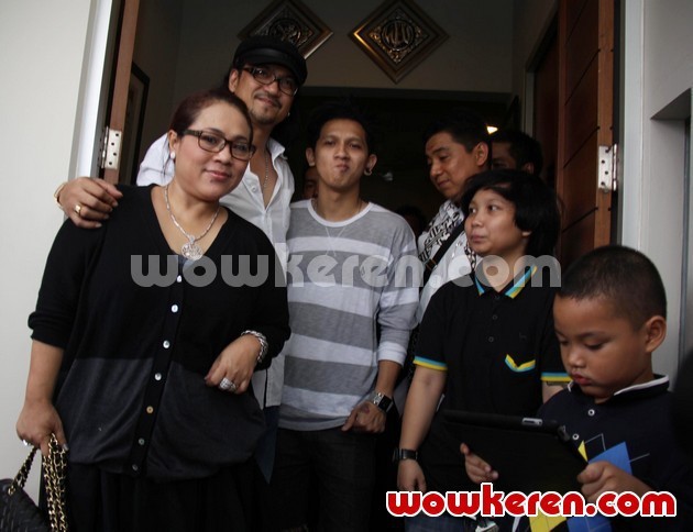 Gambar Foto Nunung Sekeluarga dan Iyan Sambiran Saat Ditemui di Kantor Pengacara