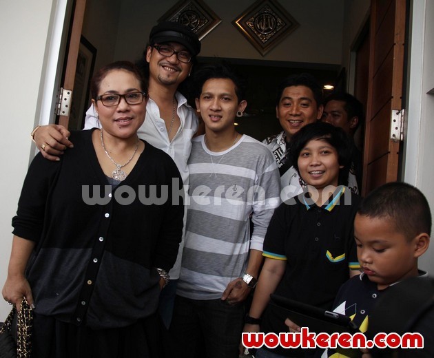 Gambar Foto Nunung Sekeluarga dan Iyan Sambiran Saat Ditemui di Kantor Pengacara