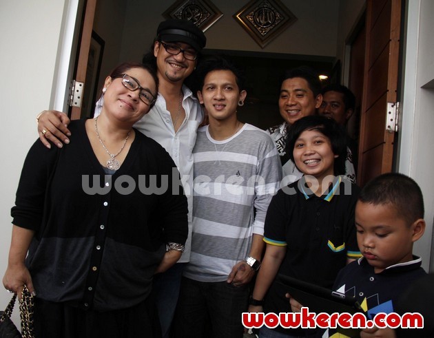 Gambar Foto Nunung Sekeluarga dan Iyan Sambiran Saat Ditemui di Kantor Pengacara