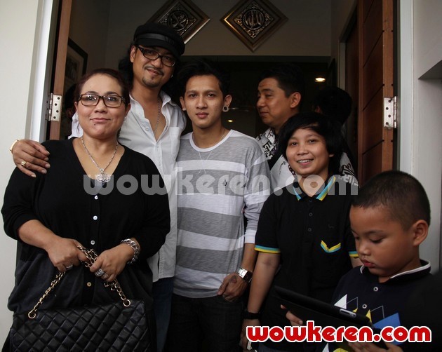 Gambar Foto Nunung Sekeluarga dan Iyan Sambiran Saat Ditemui di Kantor Pengacara