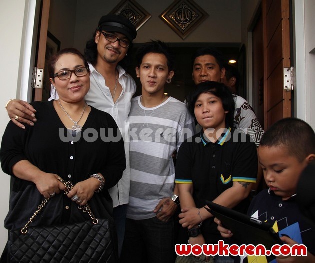Gambar Foto Nunung Sekeluarga dan Iyan Sambiran Saat Ditemui di Kantor Pengacara