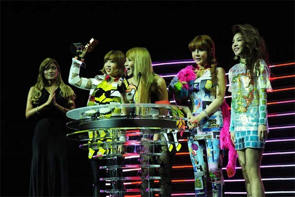 Gambar Foto 2NE1 Memenangkan 'Best New Artist Video' Untuk Single 'I Am The Best'