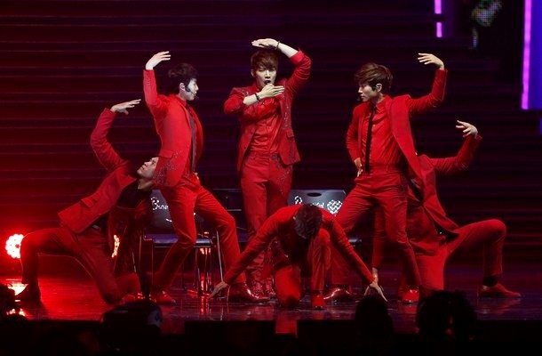 Gambar Foto Aksi Panggung 2PM di MTV Video Music Awards Japan 2012