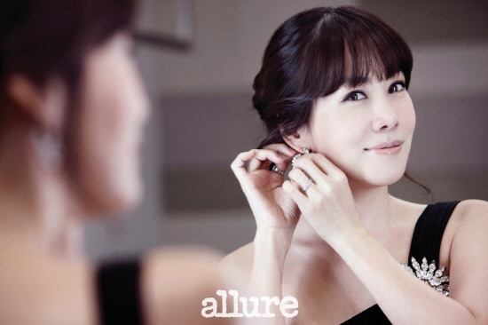 Gambar Foto Kim Jung Eun berpose Untuk Majalah Allure