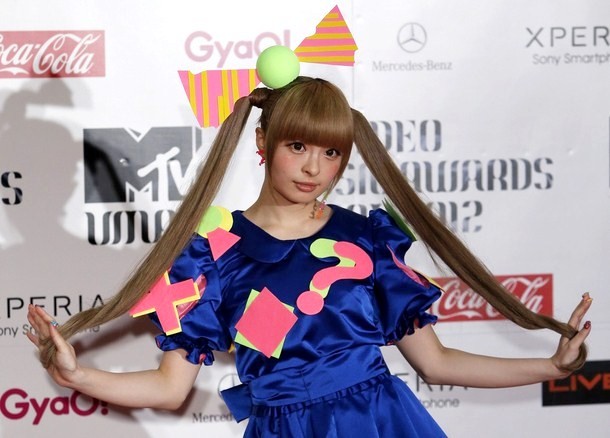 Gambar Foto Kyarypamyupamyu Hadir di Red Carpet MTV Video Music Awards Japan 2012