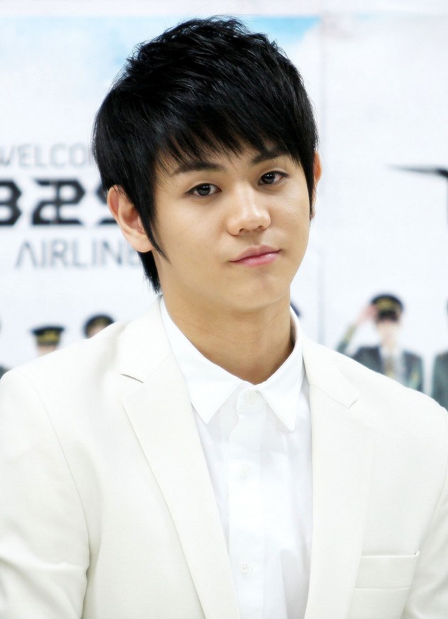 Gambar Foto Yang Yo Seob di Sebuah Acara di korea
