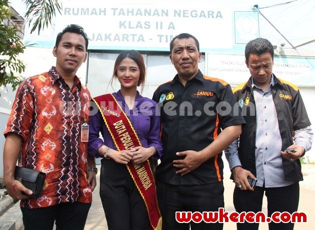 Gambar Foto Dewi Persik dan Tim DPP GANNAS Saat Berkunjung ke Rutan Wanita Pondok Bambu