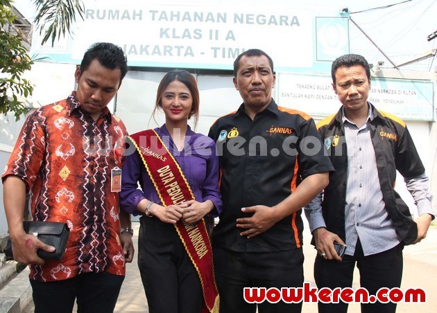Gambar Foto Dewi Persik dan Tim DPP GANNAS Saat Berkunjung ke Rutan Wanita Pondok Bambu