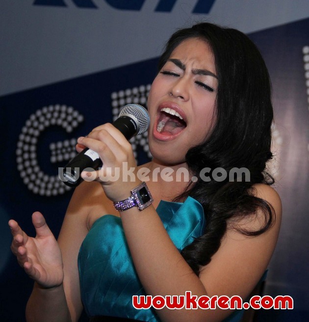 Gambar Foto Kamasean Matthews Membawakan Lagu di Konferensi Pers Grand Final 'Indonesian Idol'
