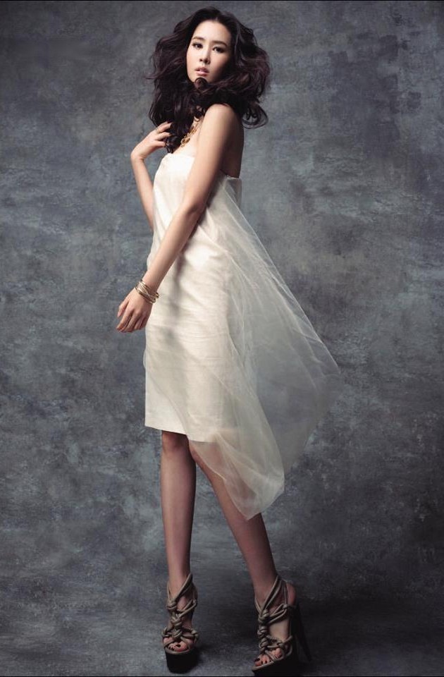 Gambar Foto Lee Da Hae Berpose Untuk Majalah Style