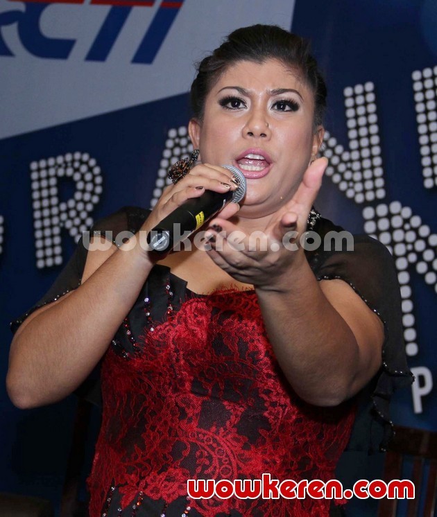 Gambar Foto Regina Ivanova Membawakan Lagu di Konferensi Pers Grand Final 'Indonesian Idol'