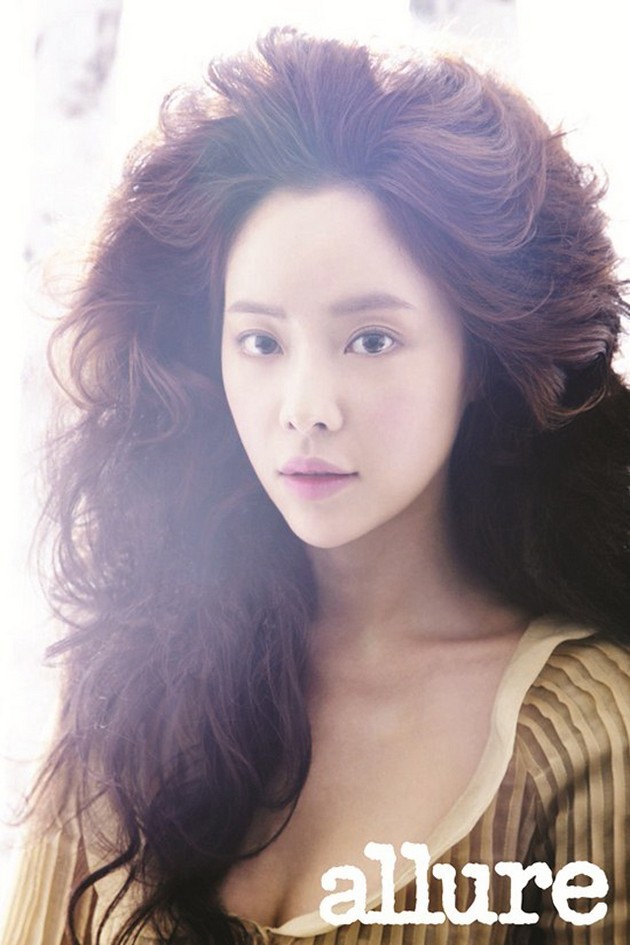 Gambar Foto Hwang Jung Eum di Majalah Allure