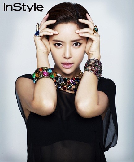 Gambar Foto Hwang Jung Eum Berpose Untuk Majalah InStyle