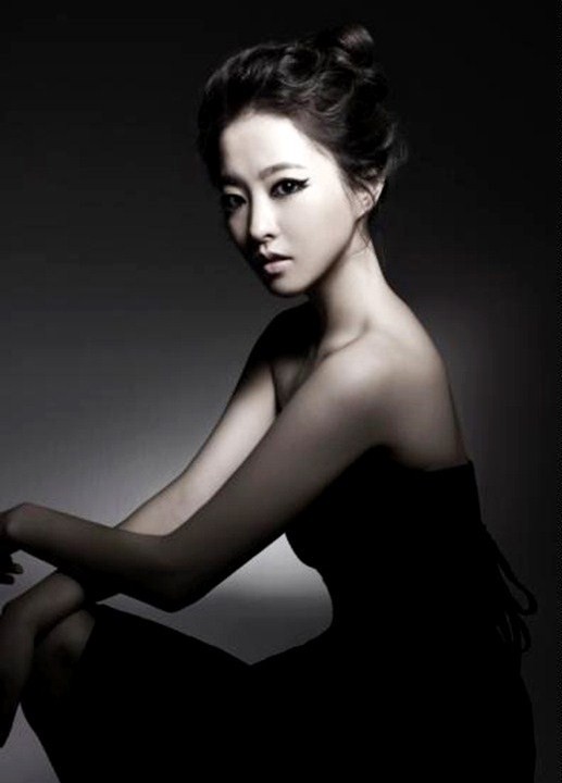 Gambar Foto Park Bo Young Dengan Konsep Foto Hitam Putih