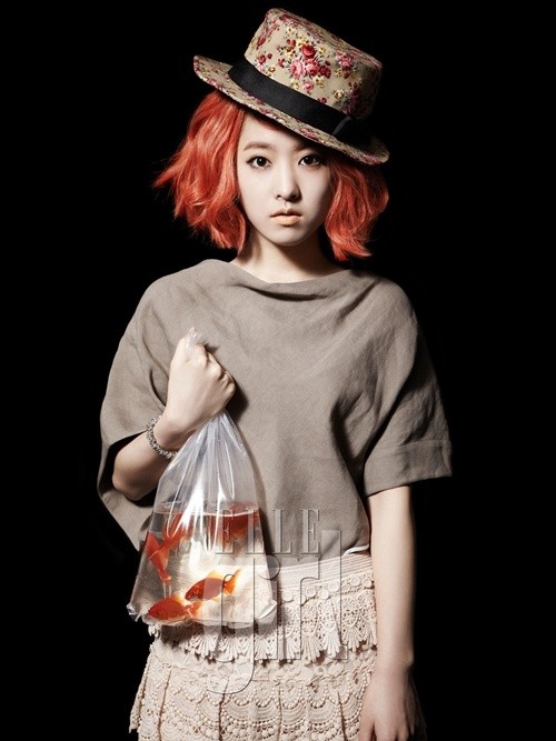 Gambar Foto Park Bo Young Berpose Untuk Majalah Elle Girl