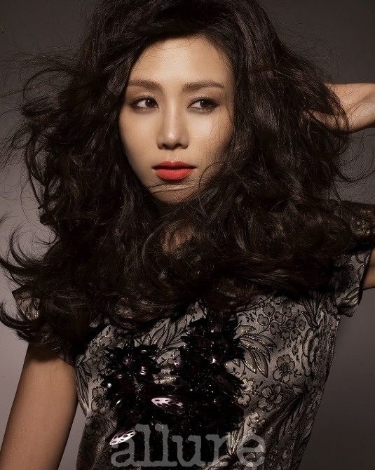 Gambar Foto Park Ye Jin di Majalah Allure