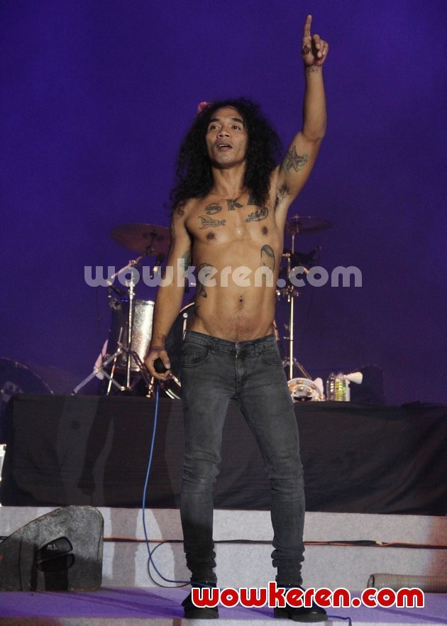 Gambar Foto Penampilan Kaka Slank Saat Konser di Jakarta Fair 2012