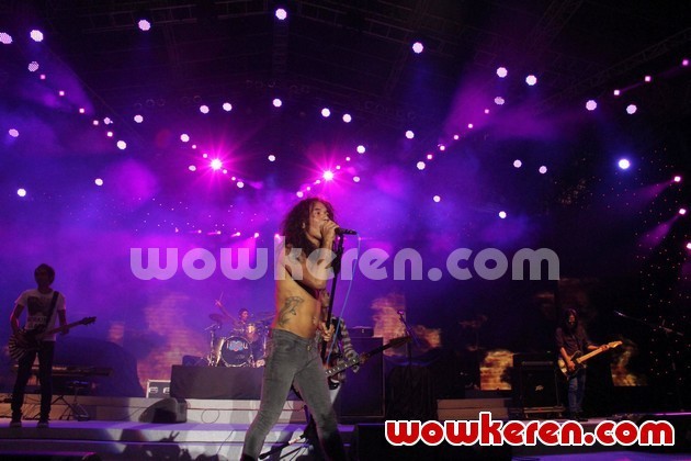Gambar Foto Penampilan Slank Saat Konser di Jakarta Fair 2012