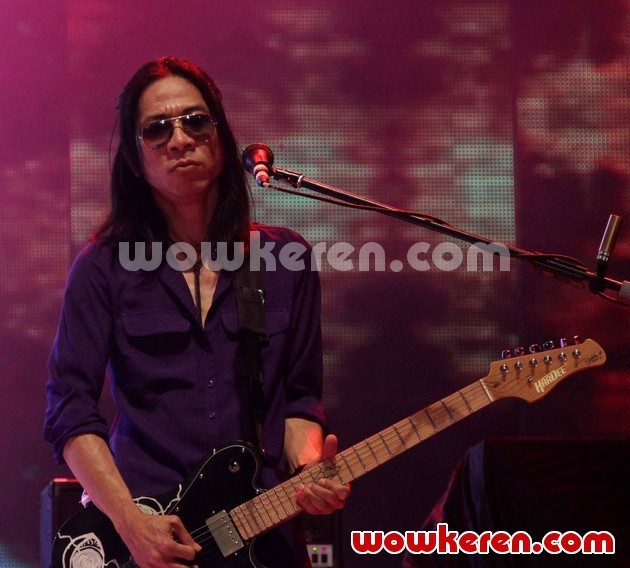 Gambar Foto Penampilan Abdee Slank Saat Konser di Jakarta Fair 2012