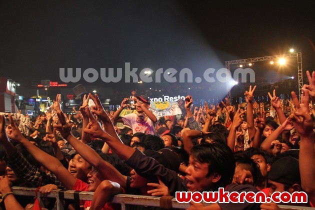 Gambar Foto Slankers Meramaikan Suasana Konser di Jakarta Fair 2012