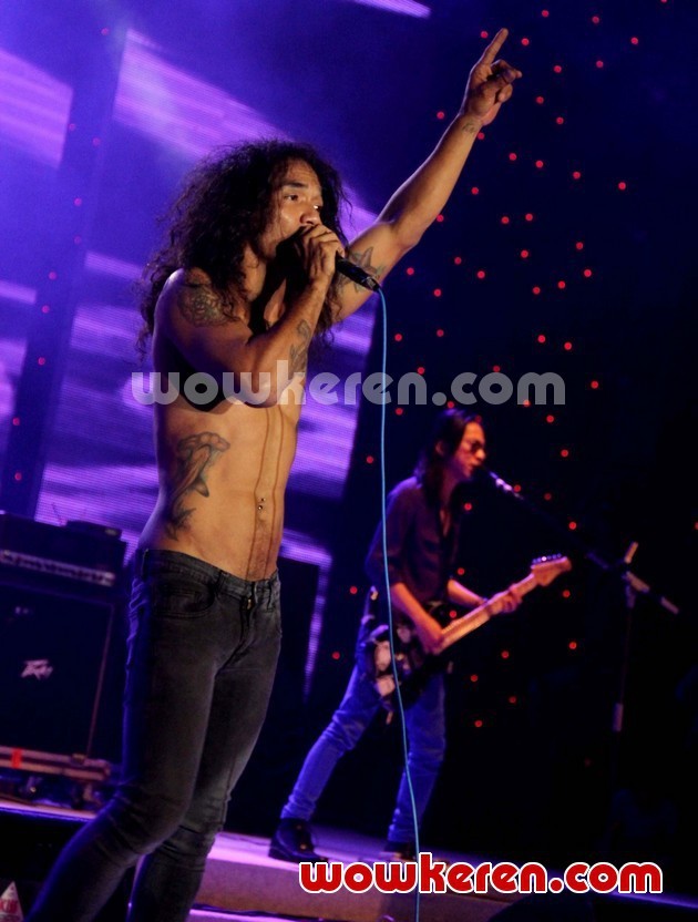 Gambar Foto Aksi Kaka Slank Saat Konser di Jakarta Fair 2012