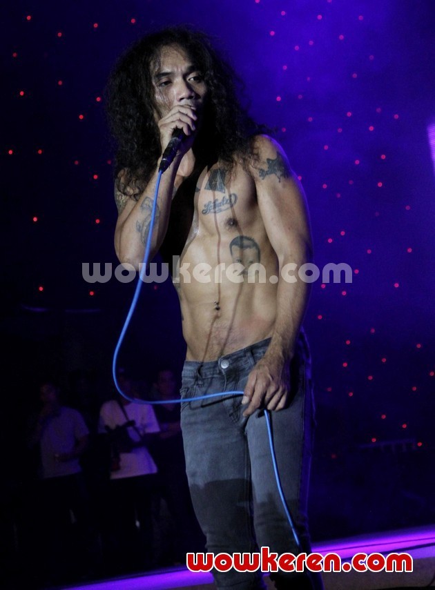 Gambar Foto Aksi Kaka Slank Saat Konser di Jakarta Fair 2012
