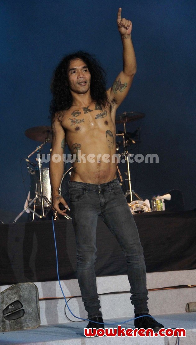 Gambar Foto Aksi Kaka Slank Saat Konser di Jakarta Fair 2012