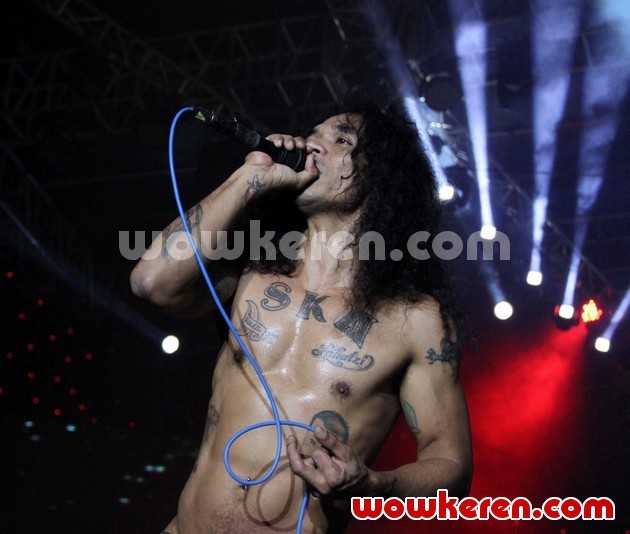 Gambar Foto Aksi Kaka Slank Saat Konser di Jakarta Fair 2012