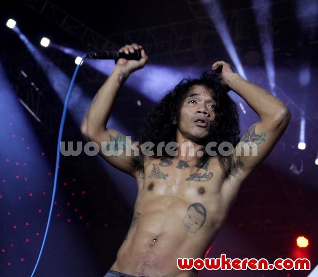 Gambar Foto Aksi Kaka Slank Saat Konser di Jakarta Fair 2012