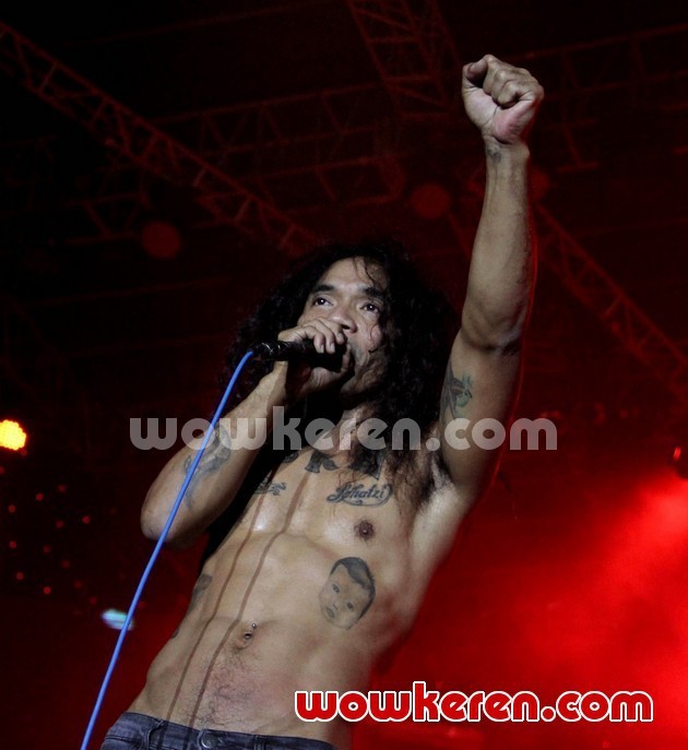 Gambar Foto Aksi Kaka Slank Saat Konser di Jakarta Fair 2012