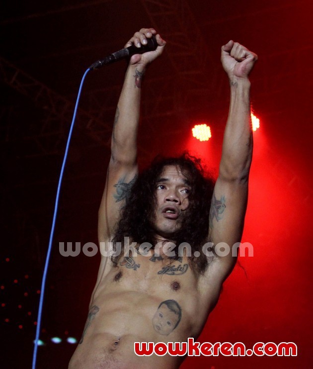Gambar Foto Aksi Kaka Slank Saat Konser di Jakarta Fair 2012