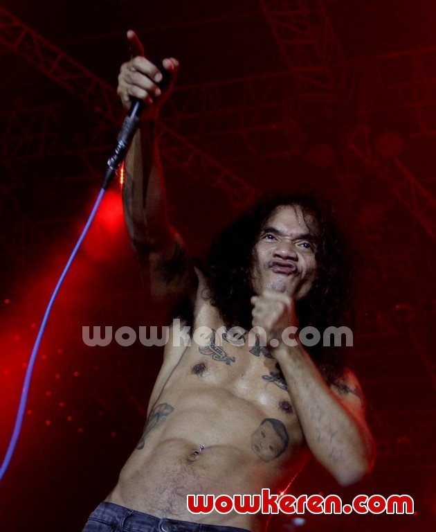 Gambar Foto Aksi Kaka Slank Saat Konser di Jakarta Fair 2012