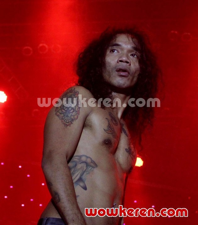 Gambar Foto Aksi Kaka Slank Saat Konser di Jakarta Fair 2012