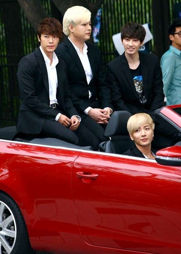 Gambar Foto Super Junior di Blue Carpet Mnet 20's Choice Awards 2012