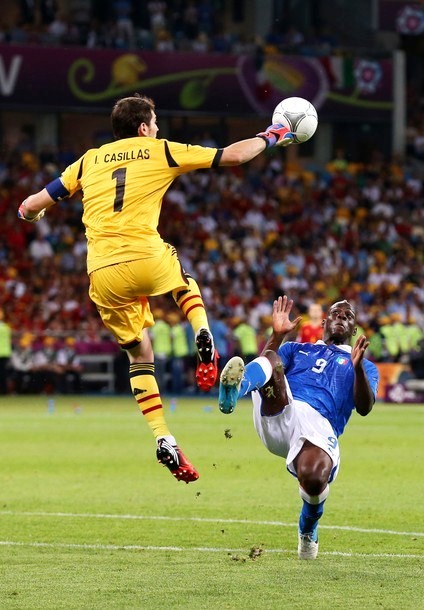 Gambar Foto Mario Balotelli Gagal Mencetak Gol di Final Euro 2012 Melawan Spanyol