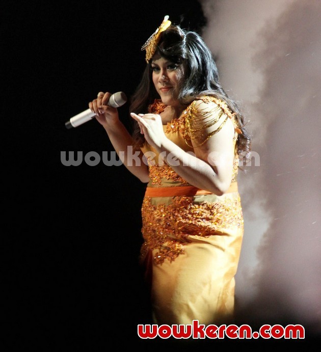Gambar Foto Regina Ivanova di Panggung Grand Final 'Indonesian Idol 2012'