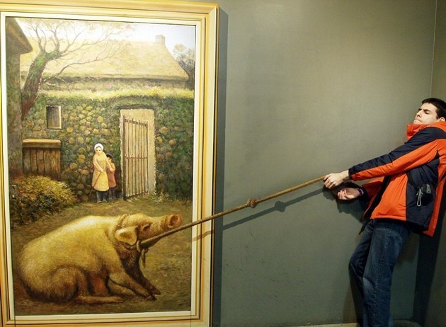Gambar Foto Menyeret Babi di Museum Ilusi Optik Korea Selatan