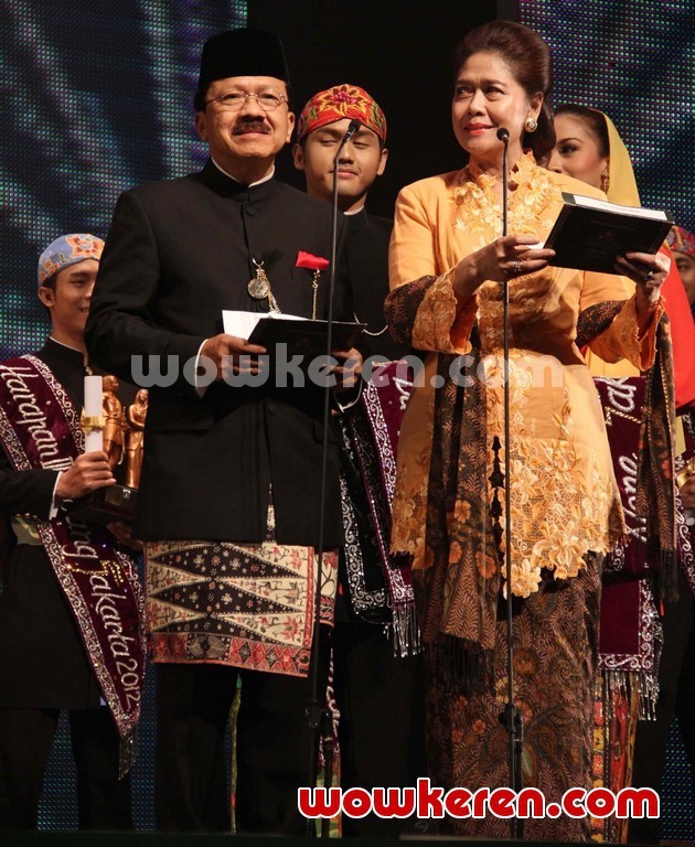 Gambar Foto Gubernur DKI Jakarta, Fauzi Bowo dan Istri di Acara Abang None Jakarta 2012