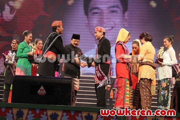 Gambar Foto Penyerahan Hadiah Kepada Abang None Jakarta 2012