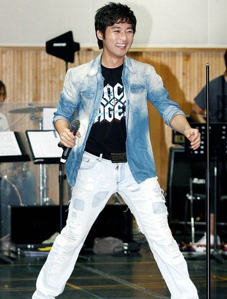 Gambar Foto Ahn Jae Wook di Pertunjukan Musikal 'Rock of Ages'