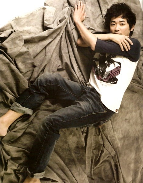 Gambar Foto Ahn Jae Wook Berpose Untuk Majalah Marie Claire