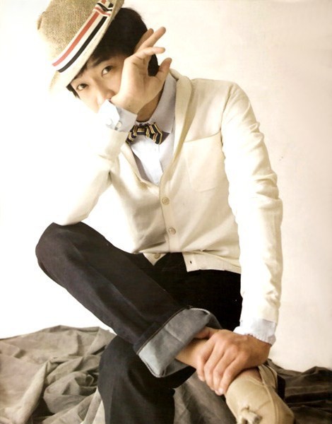 Gambar Foto Ahn Jae Wook Berpose Untuk Majalah Marie Claire