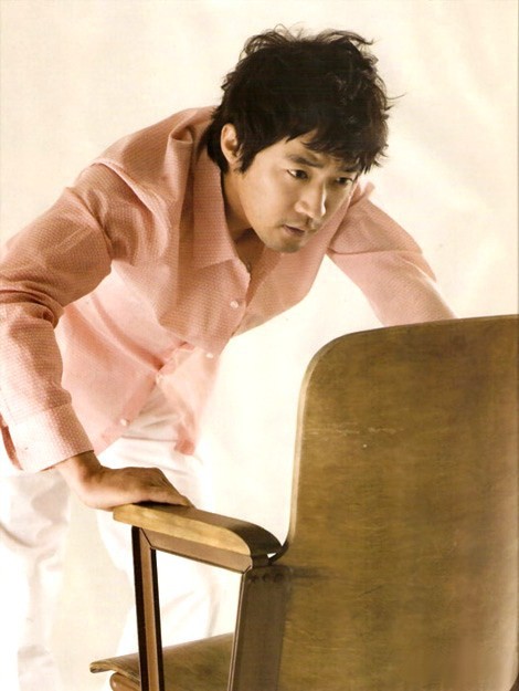 Gambar Foto Ahn Jae Wook Berpose Untuk Majalah Marie Claire