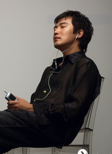 Gambar Foto Ahn Jae Wook di Iklan Promo Sheer Shirt Fashion